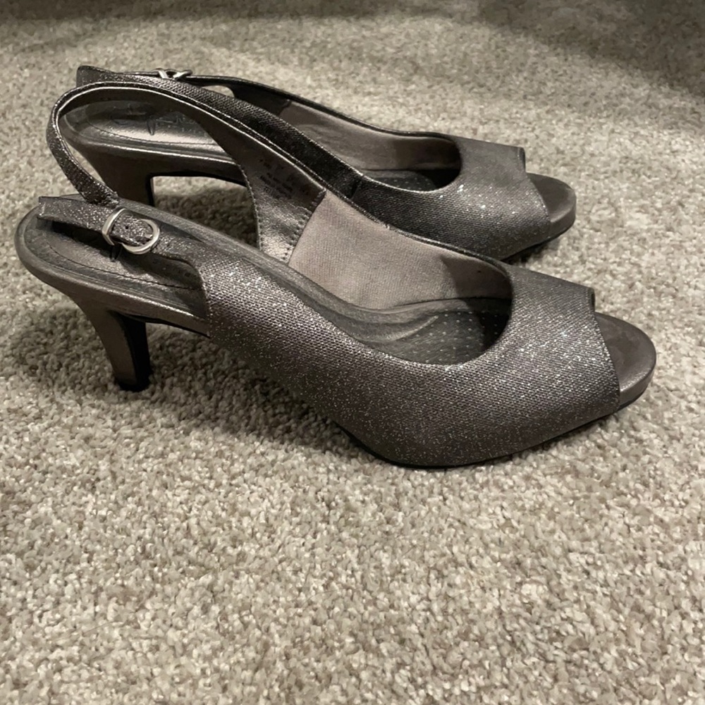 Life Stride sparkly gray heels size 7.5